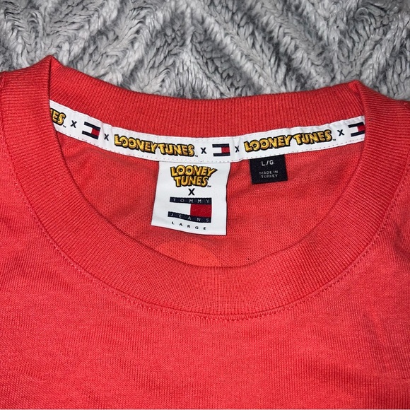 NEW Tommy Jeans x Looney Tunes x Warner Bros Tee T Shirt Big Logo - Picture 3 of 6